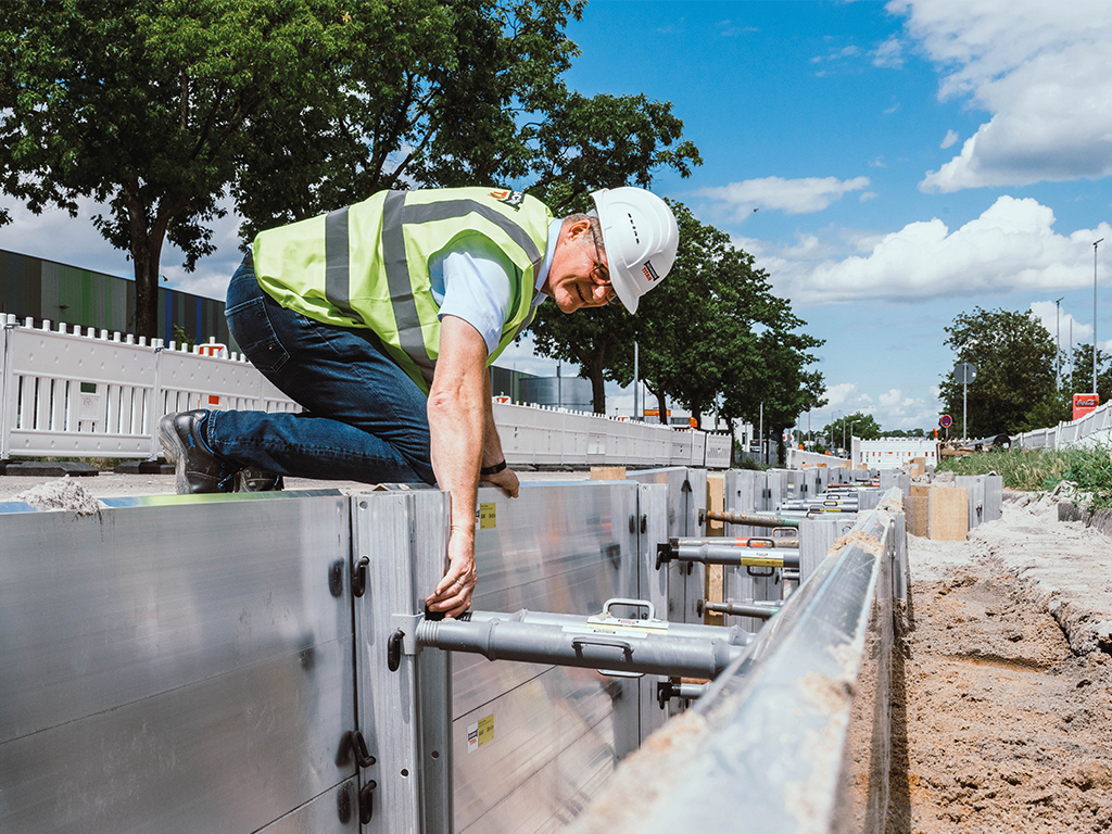 Bauarbeiter am Alu-Leichtverbau TITAN